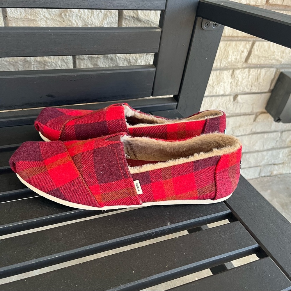 Women’s TOMS Red Black Buffalo Plaid Alpargata Fleece Lined Shoes Size 10